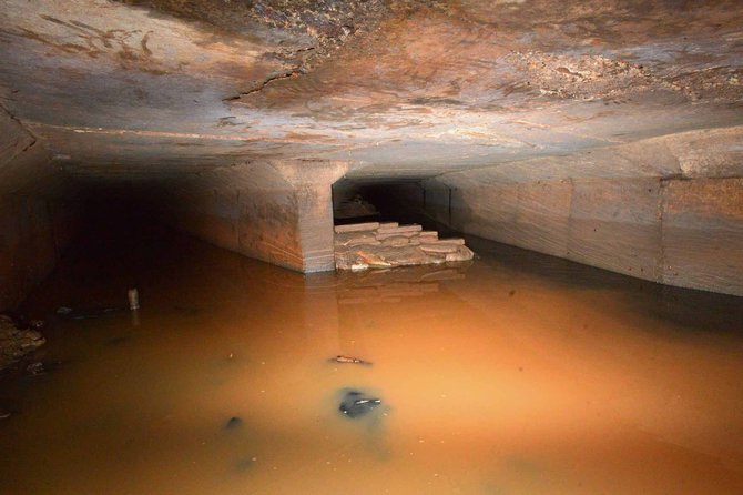 gulungan kabel di saluran air patung kuda