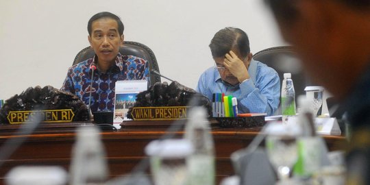 Presiden Jokowi di tengah menteri pembuat gaduh