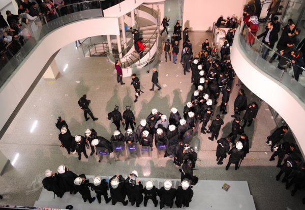 polisi turki merangsek masuk kantor redaksi zaman