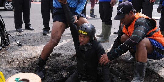 Polisi dan petugas PLN kembali cek gorong-gorong cari kulit kabel