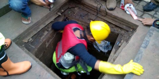 11 Petugas kembali telusuri gorong-gorong di Jl Merdeka Selatan