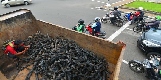 Sepekan dibersihkan, kulit kabel di Jl Merdeka Selatan capai 24 truk