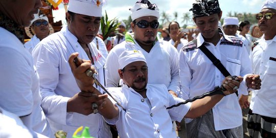 Melihat ritual Melasti jelang perayaan Nyepi di Bali