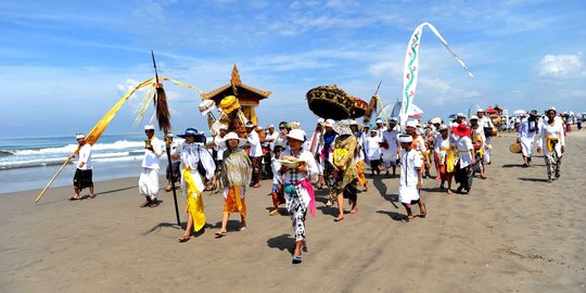 Jelang Nyepi, ribuan umat Hindu menggelar upacara sakral di pantai