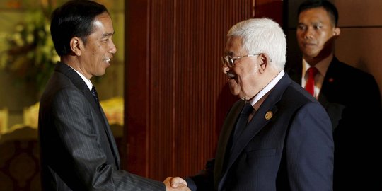 Keakraban Jokowi dan Presiden Palestina bertemu di KTT OKI