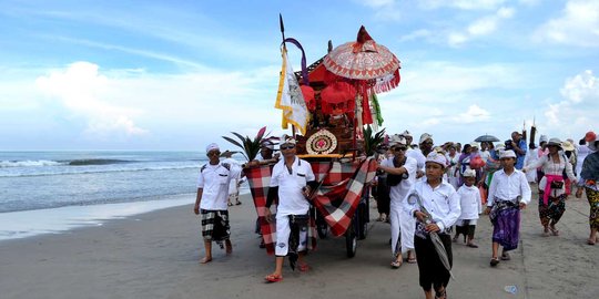 Sambut Nyepi, umat Hindu Manado gelar upacara Melasti