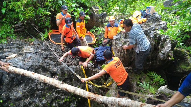 evakuasi korban kecelakaan gua di pacitan