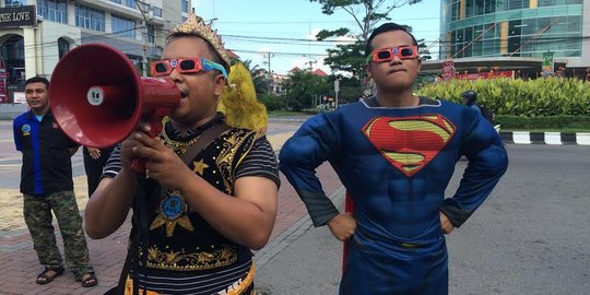 Gatotkaca dan Superman bagikan pamflet cara salat gerhana di Solo