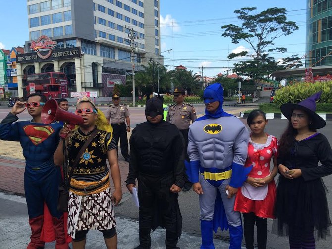 aksi superhero sambut gerhana matahari