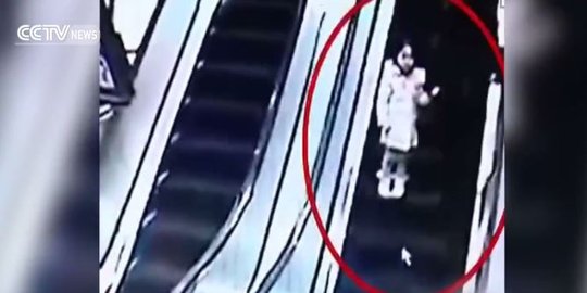 [Video] Tertimpa kereta belanjaan di elevator, ibu dan anak kritis