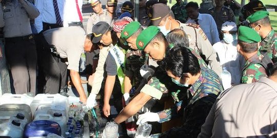 Jelang perayaan Hari Nyepi, 1,141 ton arak Bali dibuang ke got
