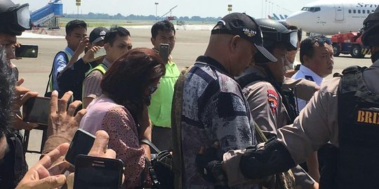 Keluar Bandara Soetta, Labora ditemani istri dan dikawal 10 mobil