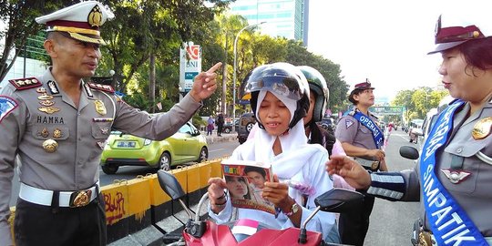 Kena razia polisi, pelajar di Makassar malah diberi buku gratis