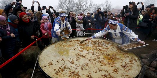 Melihat pembuatan pancake raksasa untuk pecahkan rekor Guinness