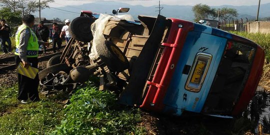 Microbus terobos perlintasan kereta di Cianjur, 3 orang terluka