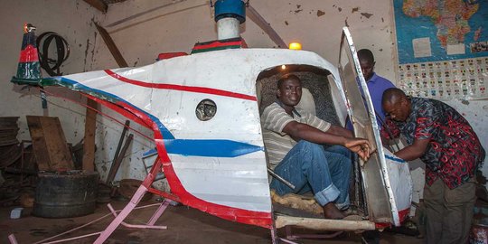 Uniknya helikopter dari rongsokan besi tua karya pria Malawi