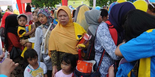 Antrean mengular ibu-ibu antar anak imunisasi polio di Kramat Jati