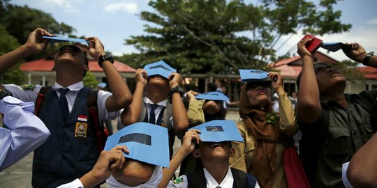 Kacamata gerhana di Pulau Bangka ludes terjual, warga kecewa