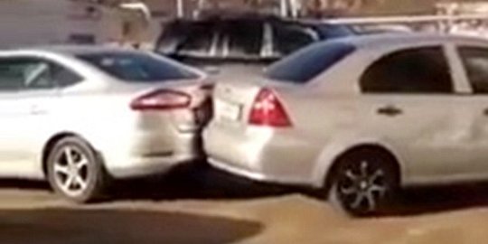 Wanita cantik ini 17 kali menabrak mobil di parkiran