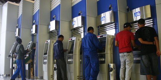 Bos OJK minta BCA transparan pungut biaya cek saldo di ATM