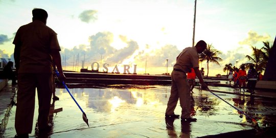 Jelang gerhana, PNS & Satpol PP bersih-bersih di Pantai 