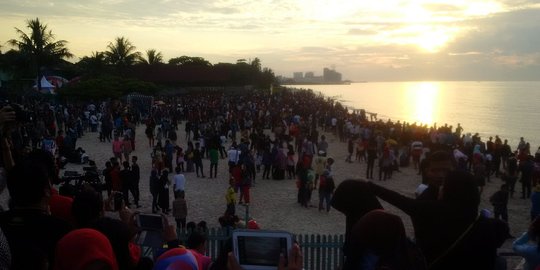 Nantikan GMT, ribuan warga menyemut di Pantai Balikpapan