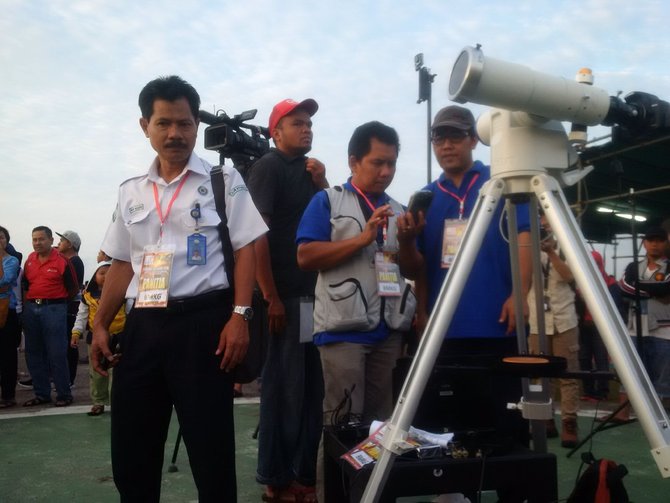 warga nonton gerhana di pantai balipapan