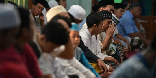 Warga Depok gelar salat sunah Gerhana Matahari berjemaah