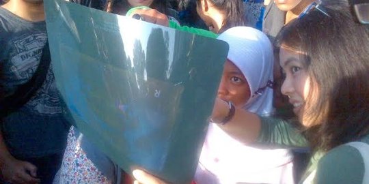 Tak kebagian kacamata, 3 ABG ini intip gerhana pakai kertas rontgen