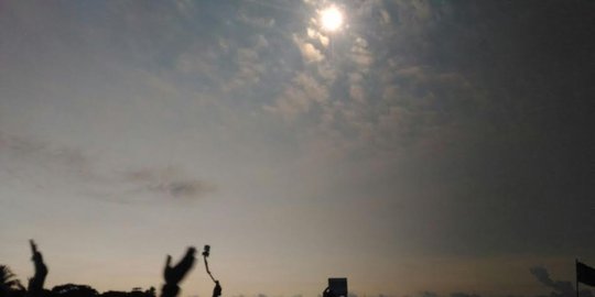 Ini suasana gerhana matahari di Balikpapan buat masyarakat takjub