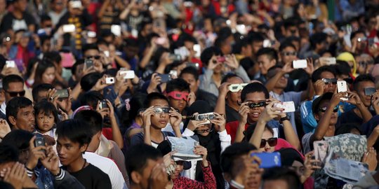 Semarak warga di berbagai kota Indonesia saksikan gerhana matahari