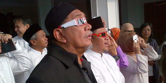 Usai salat gerhana, Gubernur dan Wagub Jabar kompak lihat GMT