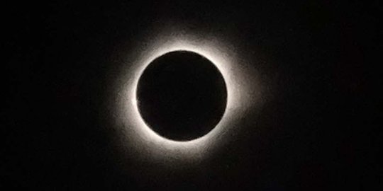 Indahnya penampakan Gerhana Matahari Total di langit Ternate