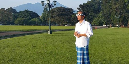 Sarungan, Presiden Jokowi nonton gerhana di depan Istana Bogor
