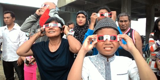 Cuaca mendung, warga Kupang melihat gerhana melalui proyektor