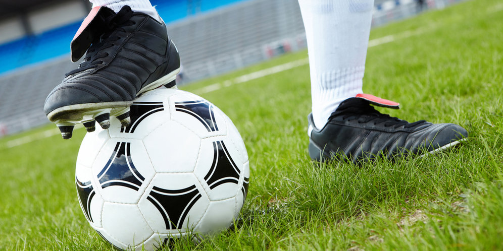 Bersiap Jago Sepakbola Hentikan Bola Dengan Kaki Bagian Luar Merdeka Com