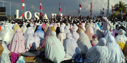 Khotbah salat gerhana di Makassar banyak berisi pujian ke wali kota