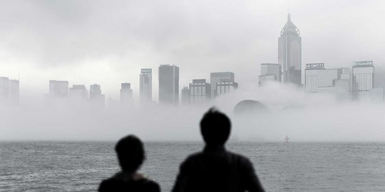 Di tengah gerhana, Hong Kong berkabut