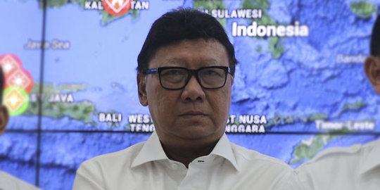 Tjahjo dan kewajiban seragam
