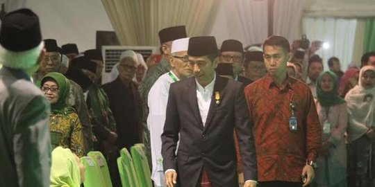 Momen Momen Presiden Jokowi Tampil Sarungan Bak Santri