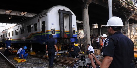 Ini rangkaian KA Senja Utama yang anjlok di Stasiun Tanah Abang