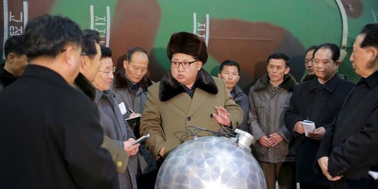 Gaya Kim Jong-un inspeksi pabrik senjata nuklir