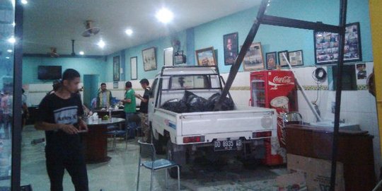 Mobil pikap seruduk warung kopi Phoenam di Makassar, sopir pingsan