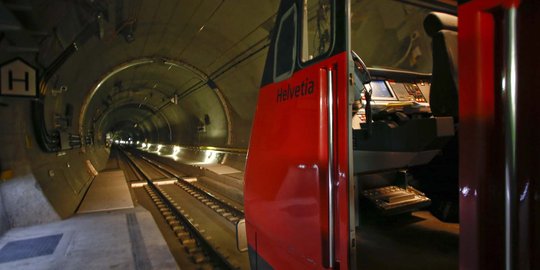 Melihat lebih dekat terowongan kereta terpanjang di dunia