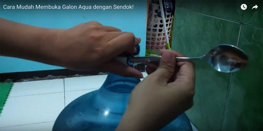 Tips mudah buka tutup galon air mineral dengan sendok