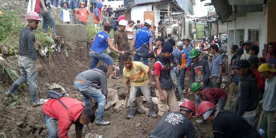 Tembok pembatas apartemen di  Bandung  ambruk timpa anak  