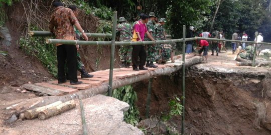 Jalan di Toraja amblas gara-gara longsor