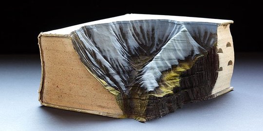 Buku tua ini disulap jadi miniatur pemandangan yang luar biasa