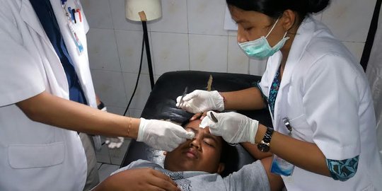 Asyik membuat patung, mata bocah Suarsa malah kena lem G