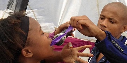 ini suruh pengikutnya makan ular hidup hidup rev2